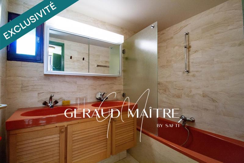 Maison - 1 080 m² - 90 pièces