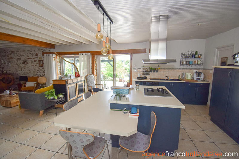 Maison - 216 m² - 9 pièces