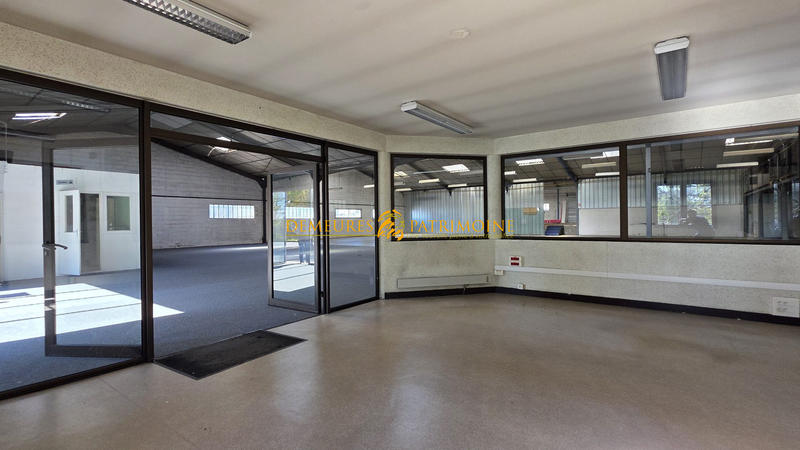 Local commercial - 1 272 m²