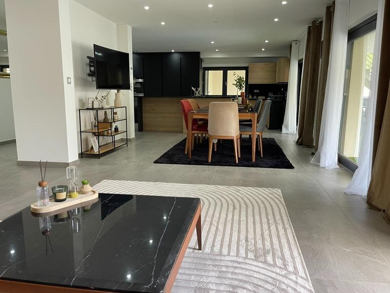 Maison - 328 m² - 9 pièces