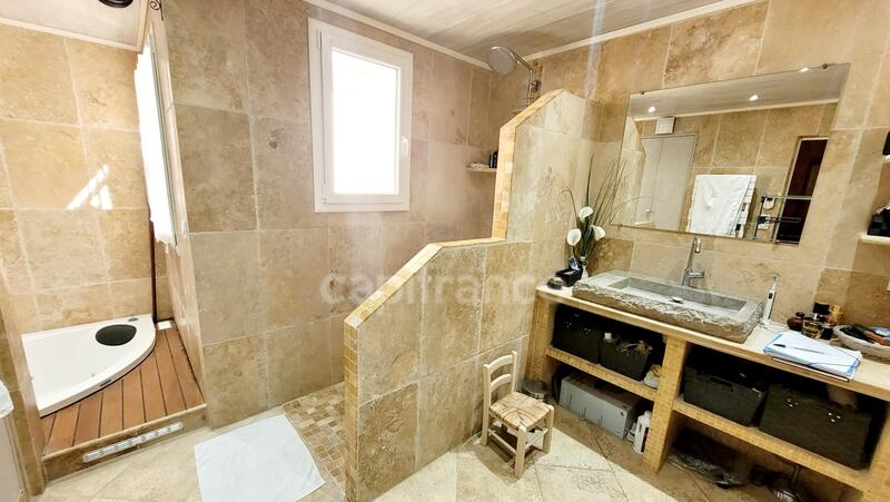 Villa - 247 m² - 9 pièces