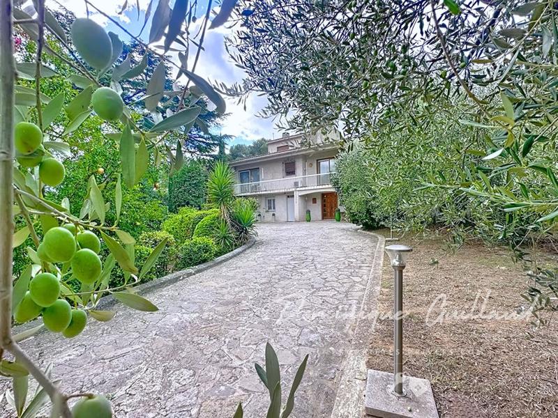 Maison - 280 m² - 7 pièces