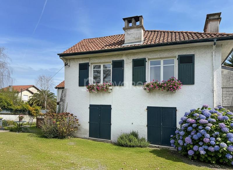 Maison - 215 m² - 9 pièces