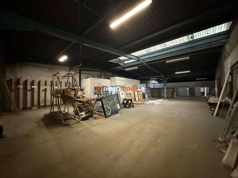 Local d'activités - 1 127 m²