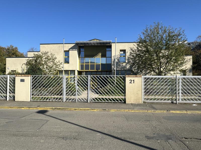 Local d'activités - 1 418 m² - 15 pièces