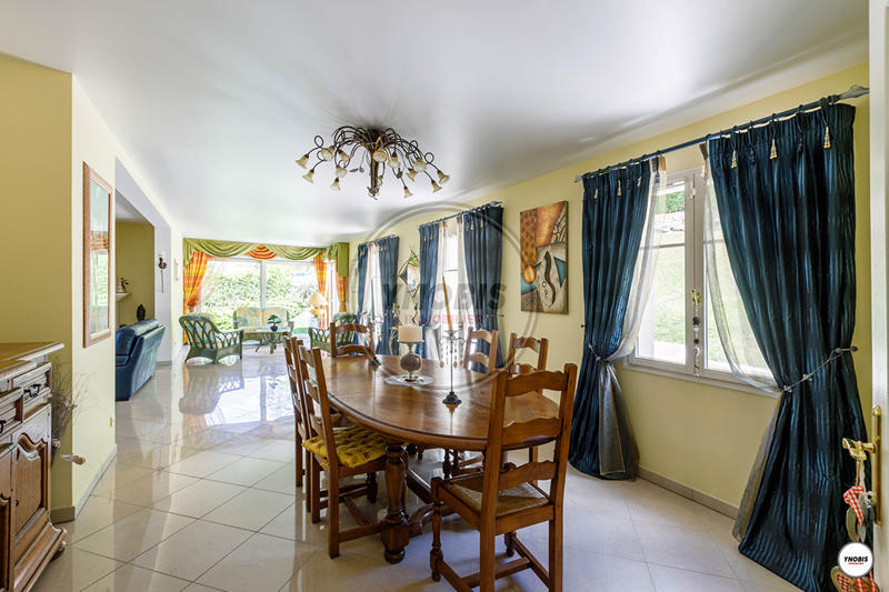 Maison - 236 m² - 9 pièces