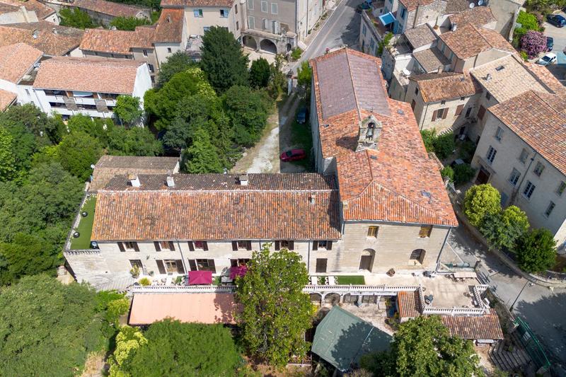 Maison - 2 000 m² - 24 pièces