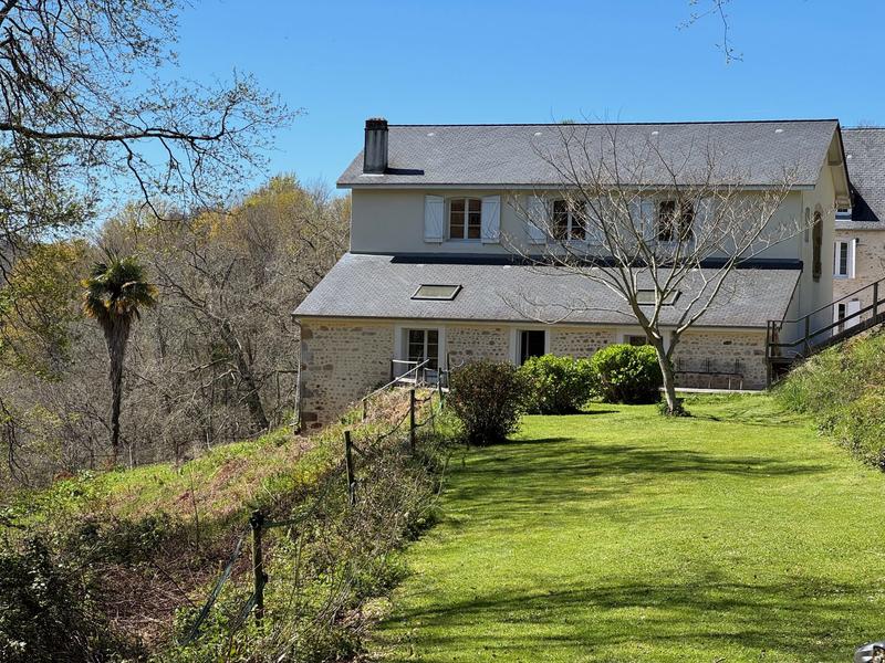 Maison - 445 m² - 10 pièces