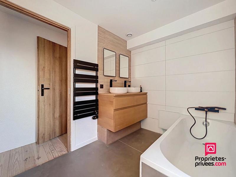 Maison - 220 m² - 8 pièces