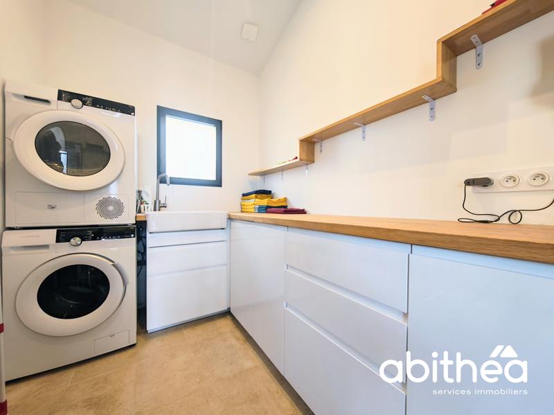 Maison - 250 m² - 6 pièces