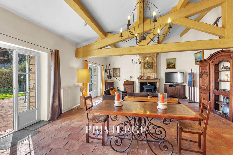 Propriété - 640 m² - 18 pièces