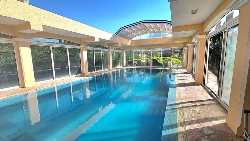 Villa - 310 m² - 8 pièces