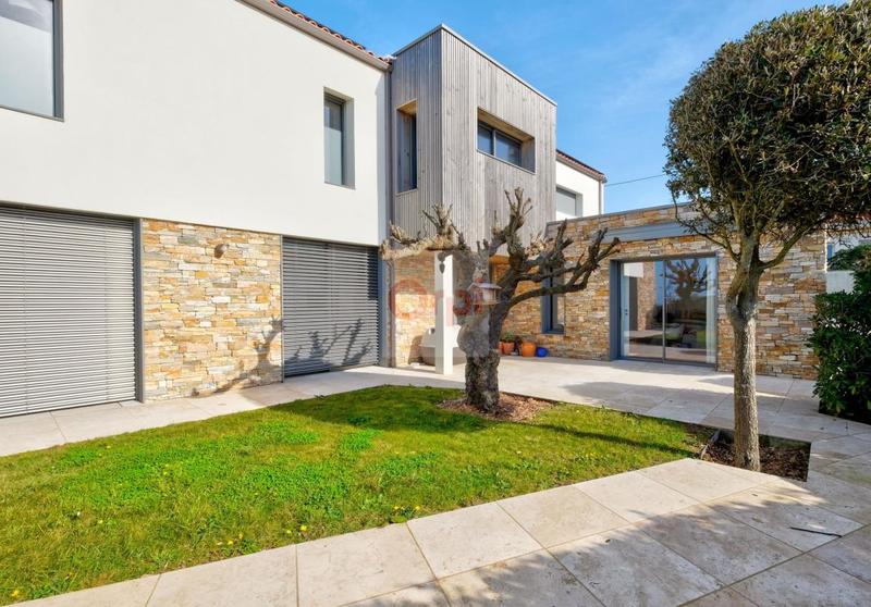 Maison d'architecte - 281 m² - 9 pièces
