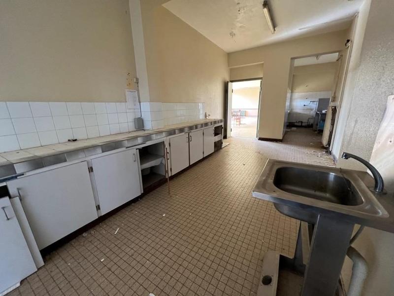 Maison - 1 238 m² - 20 pièces