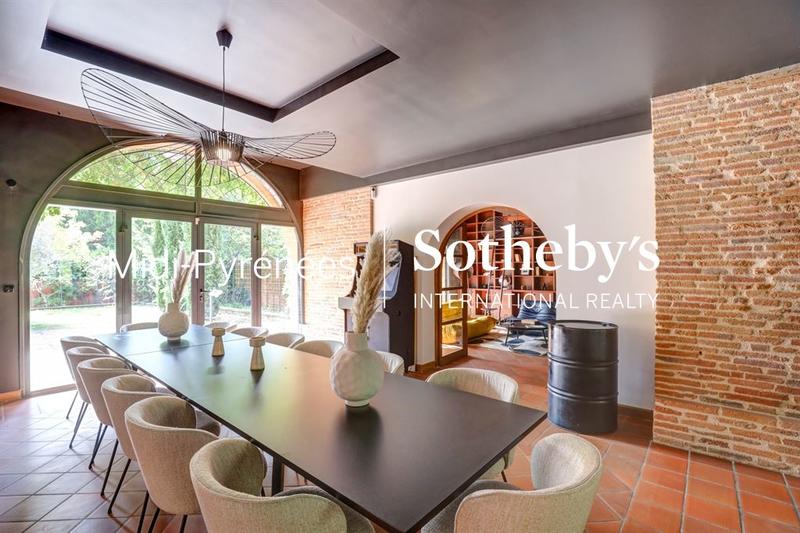 Maison - 560 m² - 12 pièces