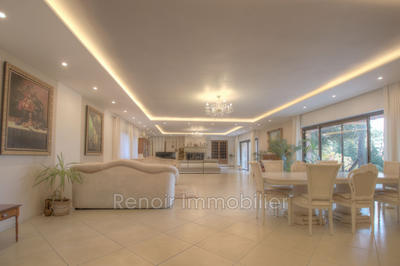 Propriété - 650 m²