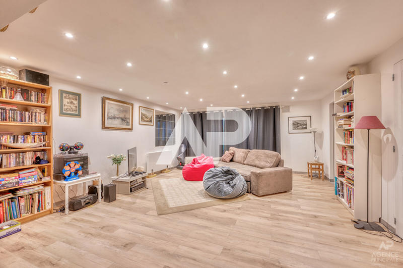 Maison - 266 m² - 7 pièces