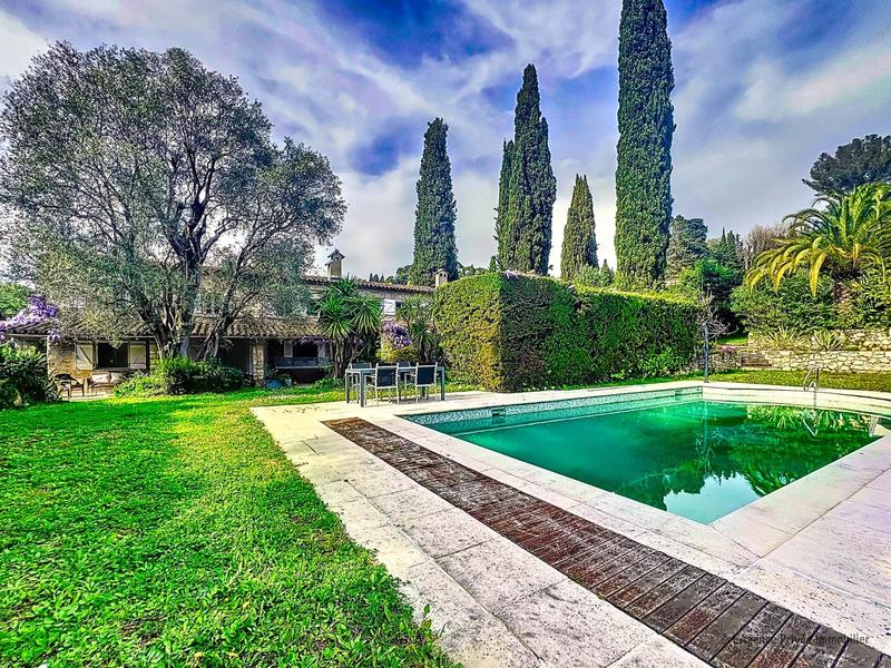 Maison - 210 m² - 8 pièces