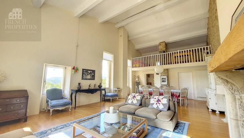 Maison - 352 m² - 9 pièces