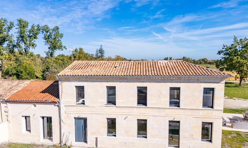 Maison - 260 m² - 6 pièces