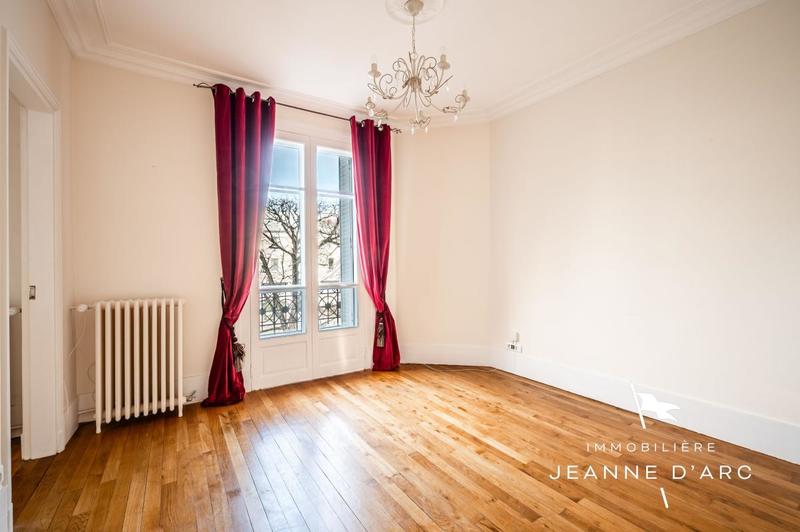 Maison - 238 m² - 8 pièces