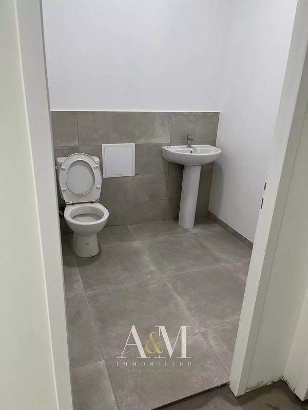 Local commercial - 144 m² - 2 pièces