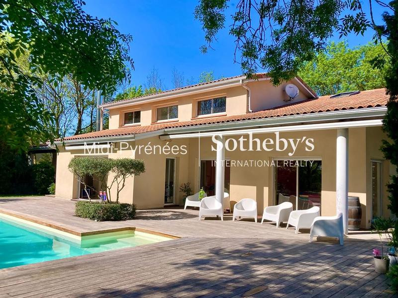 Maison - 230 m² - 6 pièces