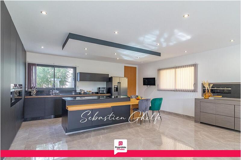 Maison - 207 m² - 7 pièces