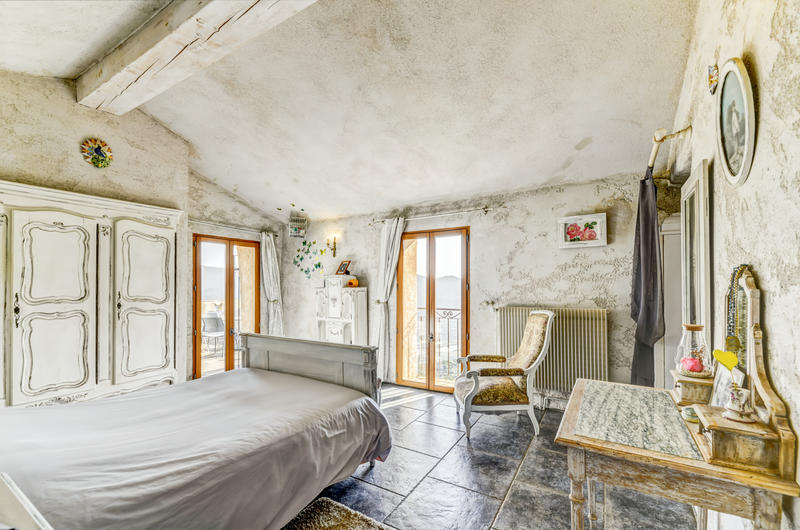 Propriété - 678 m² - 9 pièces