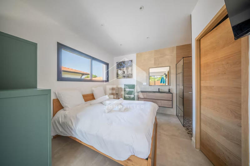 Maison - 230 m² - 7 pièces