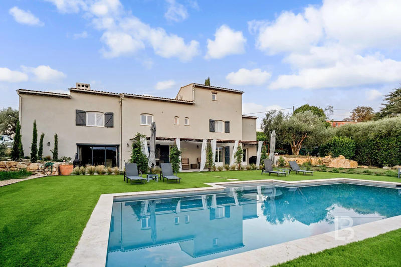 Maison - 315 m² - 8 pièces