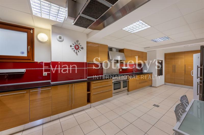 Maison - 480 m² - 7 pièces