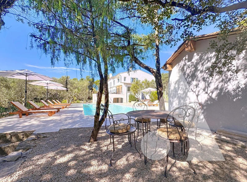 Maison - 350 m² - 12 pièces