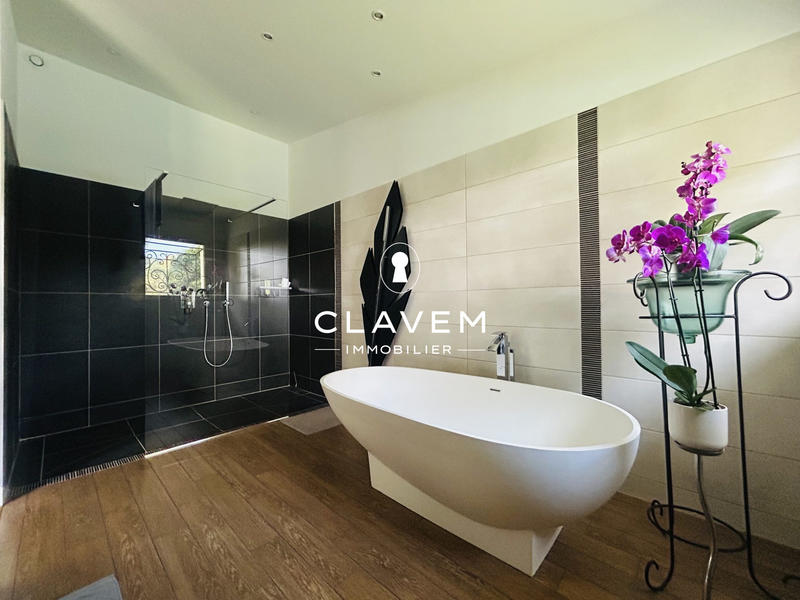 Maison - 208 m² - 7 pièces