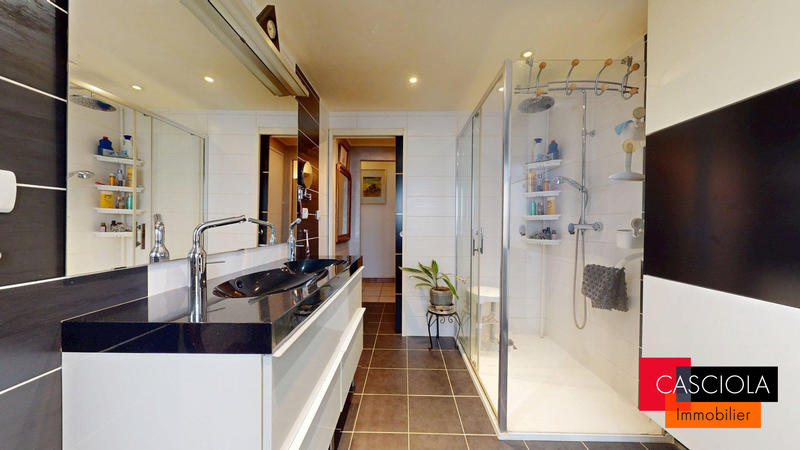 Maison - 210 m² - 7 pièces