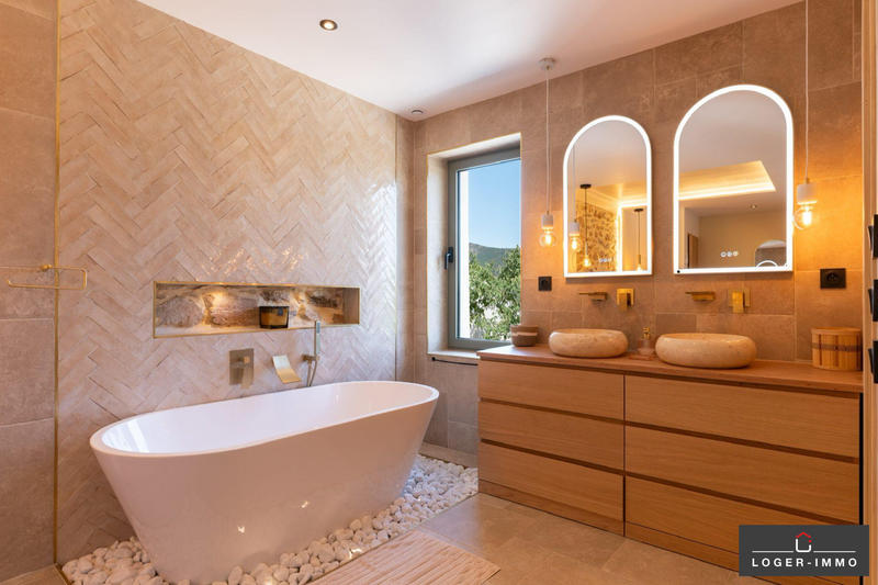 Maison - 202 m² - 8 pièces