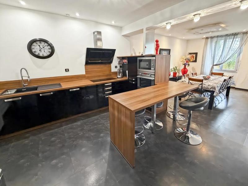 Maison - 240 m² - 8 pièces