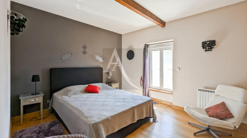 Maison - 330 m² - 11 pièces
