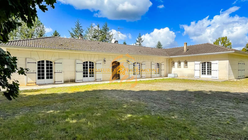 Maison - 243 m² - 8 pièces