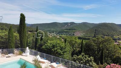 Maison - 370 m² - 12 pièces