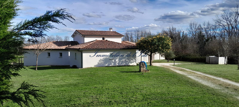 Maison - 235 m² - 8 pièces