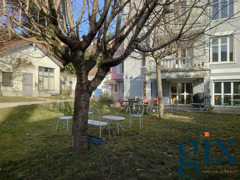 Maison - 266 m² - 8 pièces