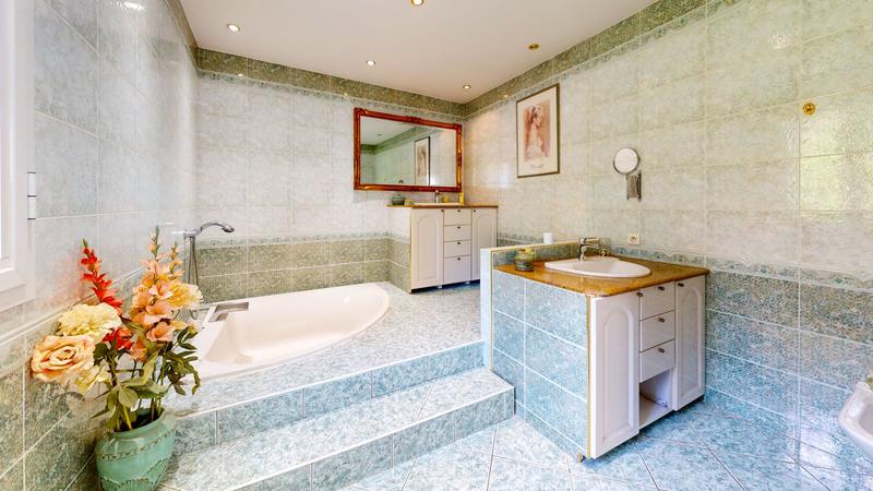 Maison - 232 m² - 8 pièces