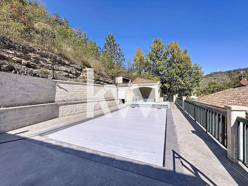 Maison - 245 m² - 8 pièces