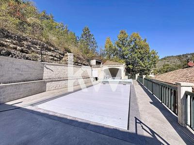 Maison - 245 m² - 8 pièces