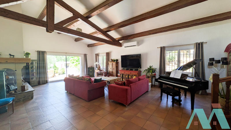 Propriété - 325 m² - 7 pièces