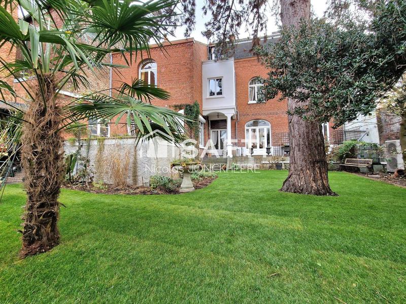 Maison de maîtres - 250 m² - 8 pièces