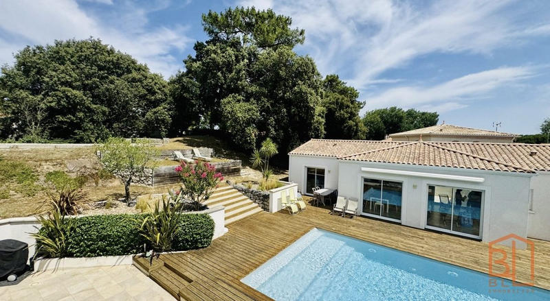 Maison traditionnelle - 274 m² - 11 pièces