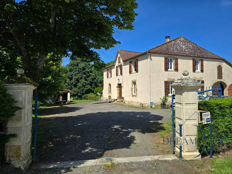 Maison ancienne - 227 m² - 8 pièces