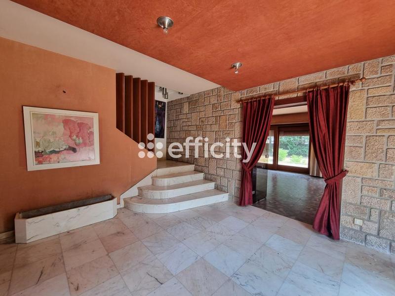 Maison - 272 m² - 11 pièces